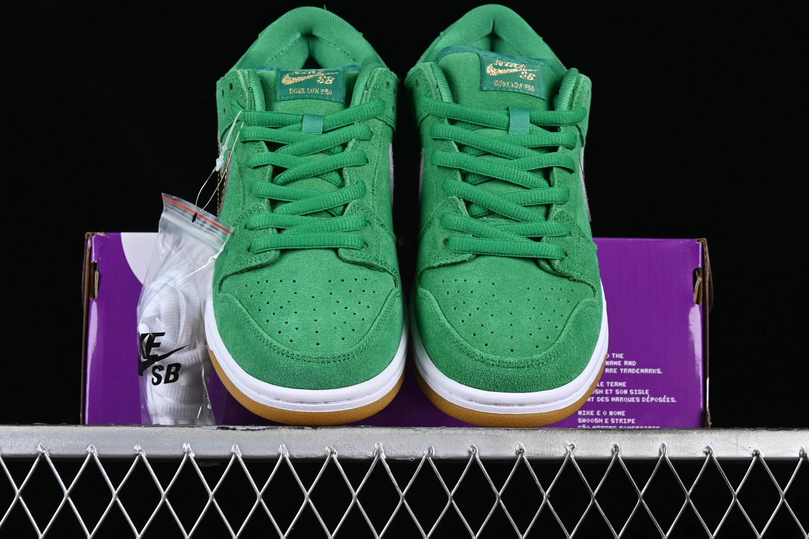 All categories Nk SB Dunk series Nk SB Dunk Low low-top sneakers Nk SB Dunk Low Pro green gold SB smashed backboard fashion casual sneakers BQ6817-303